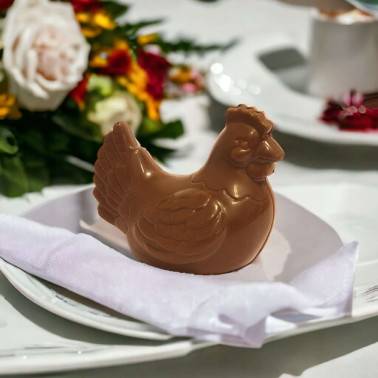 Petite poule en chocolat au lait garnie