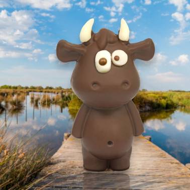 Pescalune, le petit taureau camarguais. Chocolat au lait garni de chocolats de Pâques