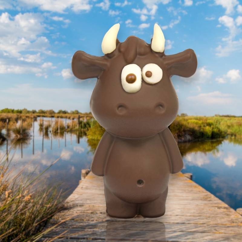 Pescalune, le petit taureau camarguais. Chocolat au lait garni de chocolats de Pâques